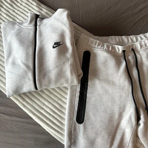 Nike Tech - Hjälper min kille sälja sin gråa Nike Tech. Den är köpt nån gång förra året men har kommit till användning enbart 1 gång. Den är i helt nytt skick. Denna modell är svår att få tag på och gick som nypris för 2799kr