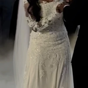 Bröllopsklänning - Bra skick. Använd bara en gång i några timmar. Specialdesignad. Ingår även en underklänning och en brudslöja (3/4 meter) Storlek: 36 men passar även 34 och 32 Vid snabb affär kan pris diskuteras.