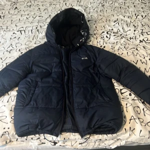 Hugo boss jacka  - Hej jag säljer min Hugo boss jacka/vinterjacka i storlek 170 men som passar M också texten är lite sliten på luvan men annars är den varm och alldeles utmärkt 
