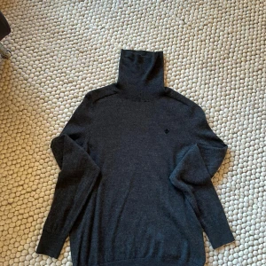 Morris Polo-Tröja Merino Ull - Använd ett par gånger men i mycket fint skick. Inga deffekter. Storlek S. Sitter som en S. Nypris 1499 (Boozt.com) Tveka inte på att ställa frågor eller be om fler bilder. 