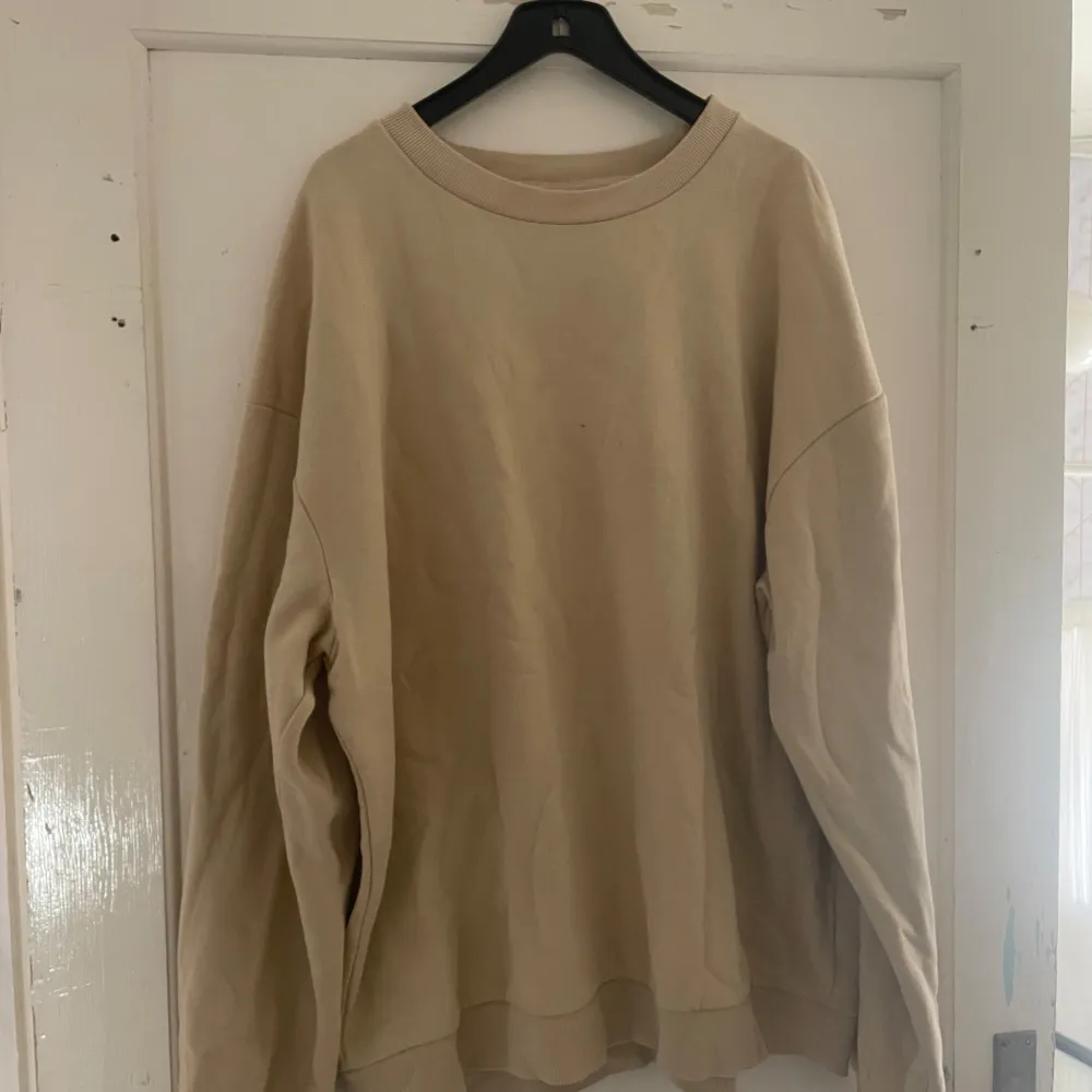 Säljer en stilren beige tröja från 157 i storlek XL. Den är perfekt för en avslappnad look och har långa ärmar. Materialet känns mjukt och bekvämt, idealiskt för kyligare dagar. Passar bra till både jeans och mjukisbyxor. Perfekt för höst och vår!. Tröjor & Koftor.