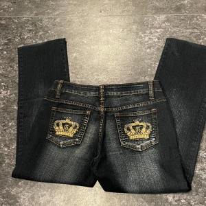 lågmidjade jeans - assnygga lågmidjade jeans med coola detaljer på fickorna från godies jeans. Den är emellan bootcut och straight :)  midjemått: 37cm innerben: 74cm   