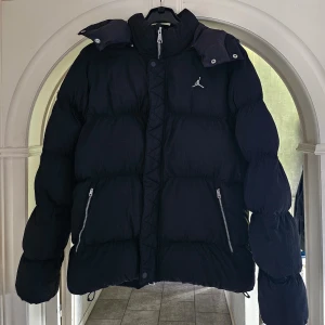 Jordan puffer vinterjacka  - Säljer denna super varma, sköna vinterjacka som bara använts en säsong då den är för liten nu. Avtagbar luva, stora fickor samt inne ficka, justerbara resårband. Inga skador/slitningar osv. Storlek M men kan funka om du är L. Nypris ca 2800kr