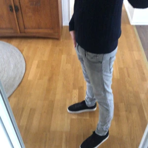 Replay anbass - Gråa replay anbass i fint skick. Säljes då dom inte satt som jag ville. Finns en liten slitning vid skrevet men inget som man tänker på.   Hör av er vid funderingar!