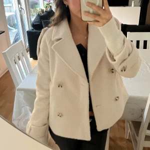 Kappa - Säljer denna otroligt fina kappa från Nelly, köpt i år men säljer då jag ångra mig, ordinarie pris 800❤️💕