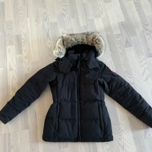 Canda goose jacka  - Jackan är i fint skick. Nästan aldrig använd 