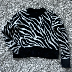 Stickad zebra tröja  - Stickad zebramönstrad tröja från new yorker. Storlek xs. Köp sker via köp nu, jag postar inom 24h. Kvar tills markerad såld 