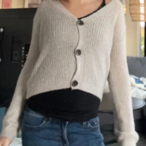 Stickad kofta - Super fin stickad kofta, passar till dom flesta outfits. Priset går att diskutera om man köper. Börjar tyvärr bli för liten.💘