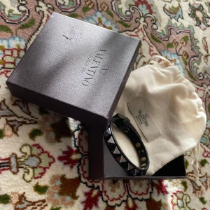 Valentino Armband - Valentino armband knappt använt. Lite defekter på boxen och på baksidan av armbandet med det blir så på alla valentino armband. Man får bara med armbandet, påsen och boxen Priset kan diskuteras och tvivla inte på att ställa några frågor😁😊