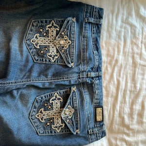 Earl Jeans - Ett par bootcut blåa jeans från märket Earl. Miss me liknande och har kors fickor med fina detaljer. Använda fåtal gånger och är i bra skick. Pris kan diskuteras. ❣️