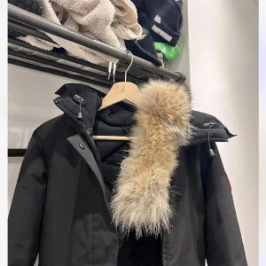 Canada goose XS - Felfri jacka knappt använd! Pga stor efterfrågan så ska jag höja priset till 4600kr! Den är köpt för 10 tusen !!!