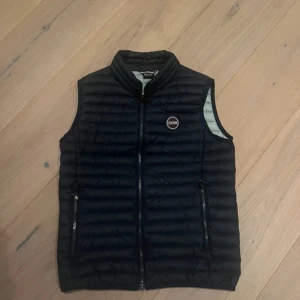 Colmar väst - Intressekoll på denna marinblåa Colmar väst i storlek 14 år / 164cm. Västen är i nyskick och kostar ca 2500 nypris. Skriv jättegärna ett prisförslag som du är villig att betala och var inte rädd för att skriva nån fråga.