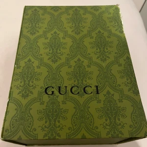 Gucci keps - Den är bra skick använd några gånger finns box och den är storlek M. Pris kan diskuteras vid snabbköp.