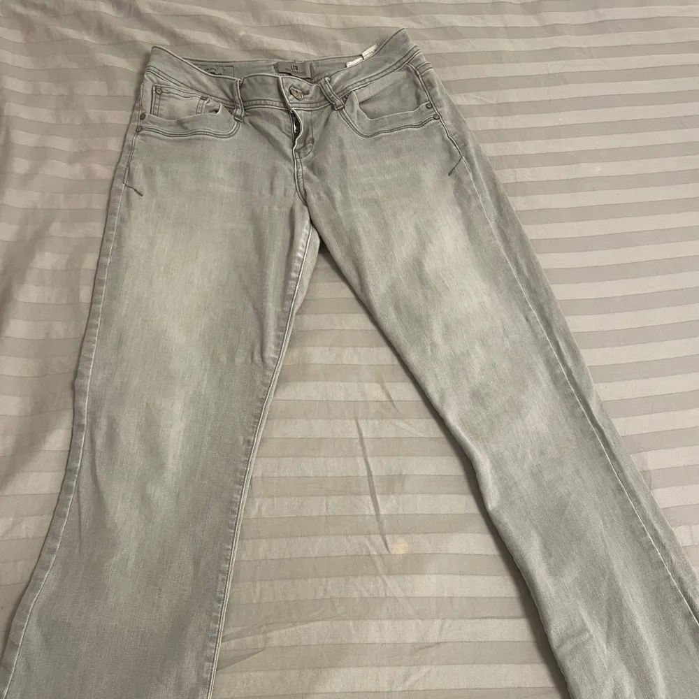 Säljer mina gråa ltb jeans i storlek w28L30, köpta här på Plick! Bra skick på jeansen och har inte använt de eftersom byxorna var tyvärr i fel storlek för mig. Kan skicka fler bilder om du är intresserad. Pris kan diskuteras😊. Jeans & Byxor.