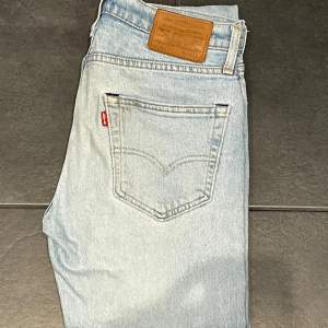 Tja! Säljer nu dessa jeans från Levis | Skick 8/10 | Modell 502 | Storlek W29 & L32 | Färg = Ljusblå | Nypris ca 1200, mitt pris 189kr | Hör av er vid frågor & funderingar! Mvh Mackan