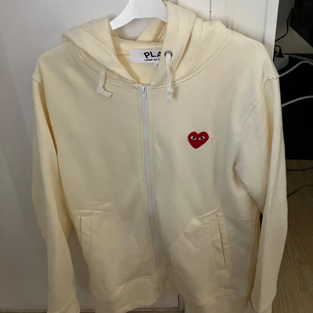 Vit/Cream färgad CDG zip i nyskick. Storlek L!. Tröjor & Koftor.