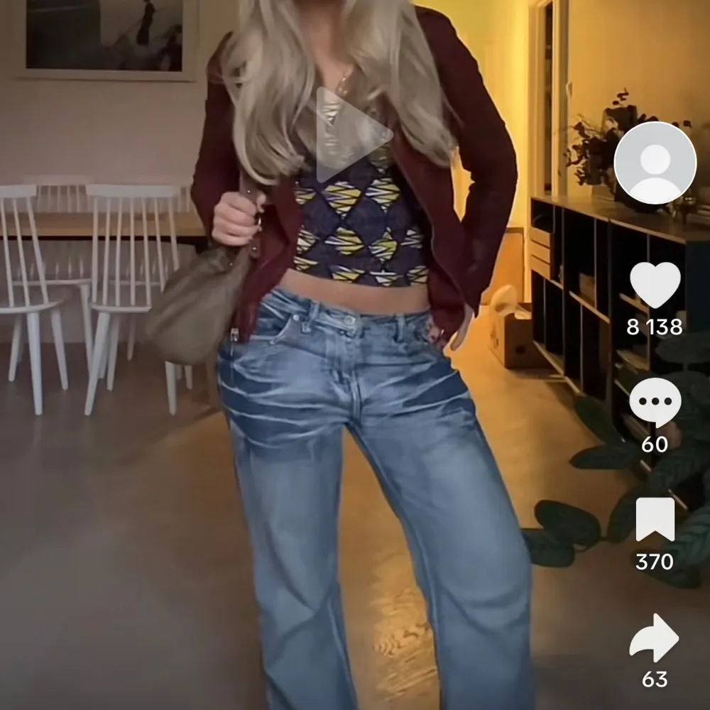 Hejsan! Säljer dessa coola bootcut- jeansen från x-mail, passar ej mig tyvärr💕! Storleken är 38 men kan säkert även passa 36, lite strechiga! byxorna är uppsprättade nertill!❤️💗första bilden är ej min men exakt samma jeans! Innerben: 80 cm Midja: 37cm. Jeans & Byxor.