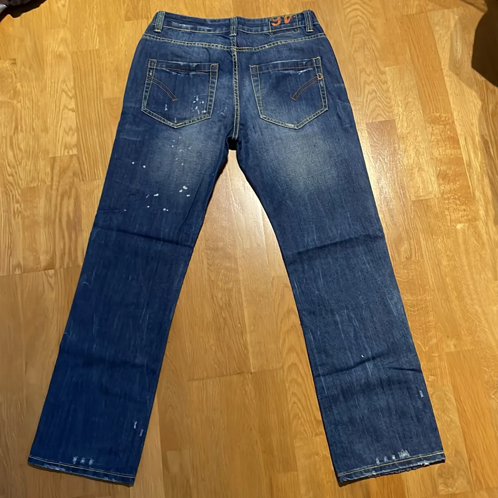 Riktigt schysst dondup jeans för dig som vill ha en lite mer avslappnad look på dina dondup jeans. Size fr46 passar w33. Skick 7/10.. Jeans & Byxor.