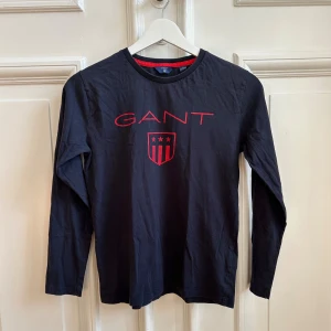 Gant tröja - Gant tröja. Långärmad, inga hål eller lösa trådar. Säljer för den är riktigt liten. Kp om frågor eller fler bilder