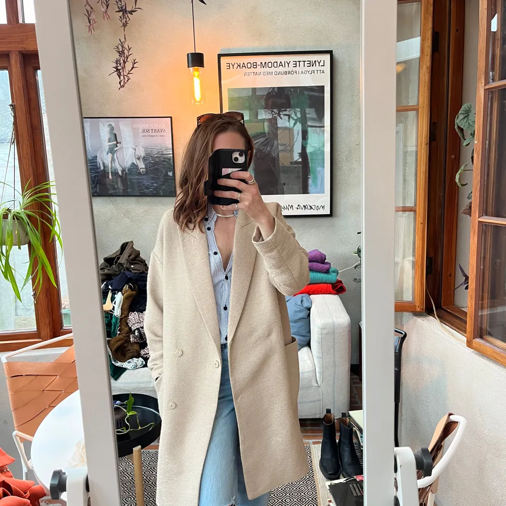 Säljer en superfin beige kappa från Carin Wester i storlek 36. Den har en klassisk design med långa ärmar och knappar framtill. Perfekt för höst och vår, och den ger en stilren look till vilken outfit som helst. Kappan är i bra skick och passar både till vardags och lite finare tillfällen.. Jackor.