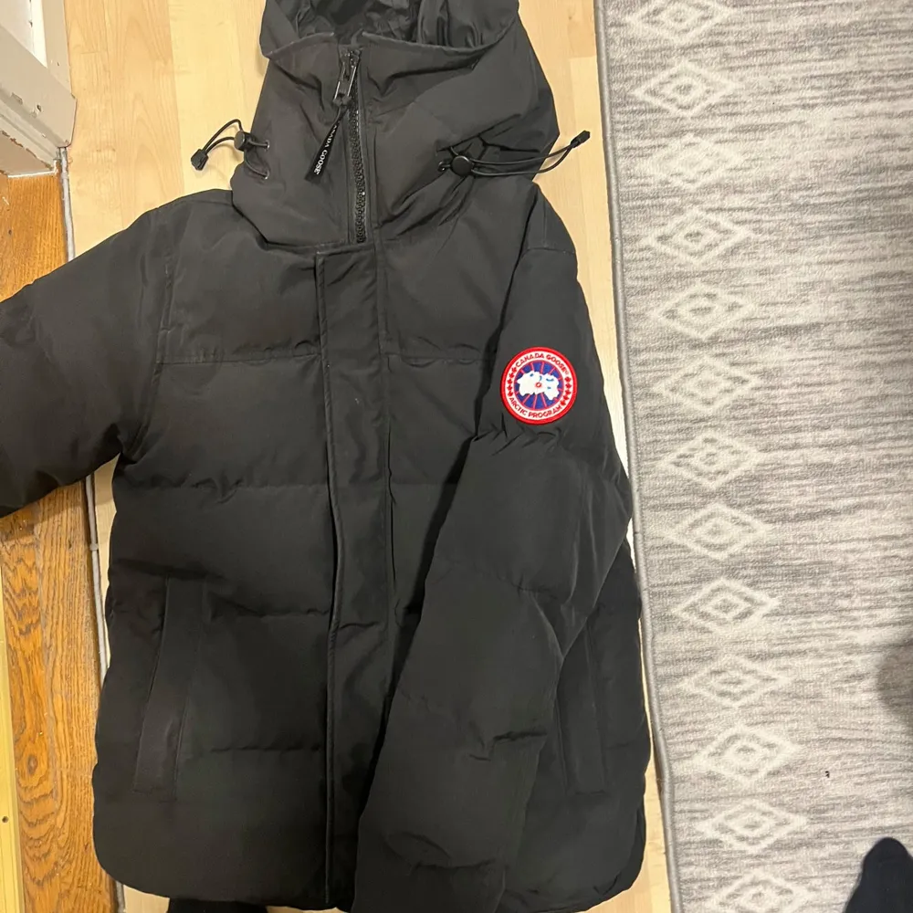  Canada goose Macmillan Parka   färg svart  Cond: 9/10 , inga skador   Pris  8 999kr  Storlek S Digitalt kvitto från care of Carl Använd 1 vinter , Säljer pga vill ha moncler maya. Jackor.