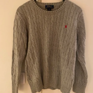 Ralph lauren tröja - Grå stickad polo Ralph lauren tröja. Använd fåtal gånger inga defekter. Passar storlek S/xs