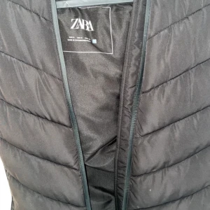 Zara väst - Helt ny i svart, använd bara en gång. 