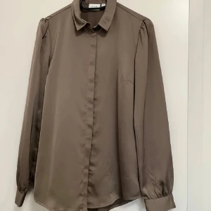 brun blus  - bara hängt i garderoben på sistone, inga defekter, bra pris!