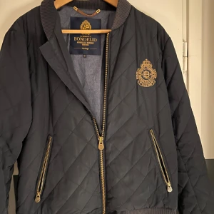 Bondelid jacka - Jackan är i bra skick och inga hål eller liknande. Skriv pm vid funderingar