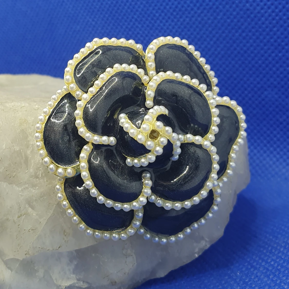 Brosch - Stor Kamelia i svart - 90