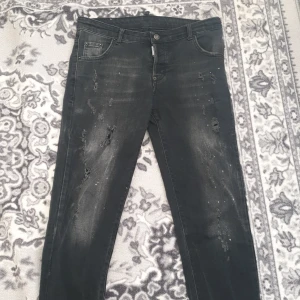 DSQUARED2 byxor - Säljer mina DSQUARED2 byxor den är i jätte bra skick den bler använd par gånger.  Säljer den på grund av att den blev för liten 