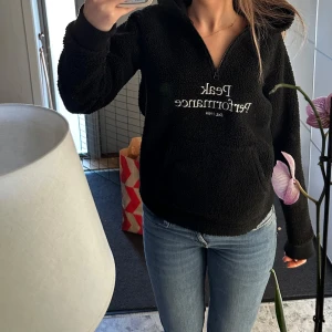 Teddy jacka/hoddie - Säljer en jätte fin teddy jacka/hoddie med luva!! Perfekt till höst💕 jackan/hoddien är i ett bra skick!!💕ordinarie pris 1100