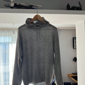Cashmere hoodie - Tja! Säljer denna feta cashmere hoodie! Är lite uttöjd i ermarna och lite knoprig men går enkelt att ta bort! Ny pris 1299, mitt pris 750! Hör gärna av er angående frågor!