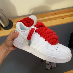 Custom made air force one - Blandat röd 12mm rep snöre till en air force one. Detta är ett ny still inom anndra länder och jag har sålt flera hittills. Detta har jag skapat med röda speciellt tape, ni har säckert sätt den på TikTok om man söker Airforce one rope laces