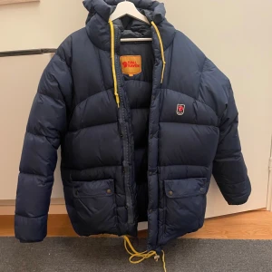 Fjällvräven expedition down jacka - Jätte stor och mysig fjälljacka i bra skick! Ny pris: 7000kr 👌  Inga syngliga defekter men absolut använd! Köpt några år tillbaks men används så mycket därav säljer jag det! Är du intresserad eller vill ha mer bilder är det bara att skriva privat 🤗