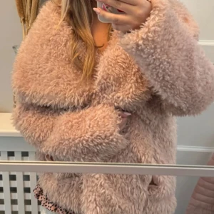 Teddyjacka - Supersnygg Teddyjacka köpt hör på Plick, jättefin och super mysig 🩷 pris är diskuterbart, Storlek L men passar mig som oftast har xs/s/m