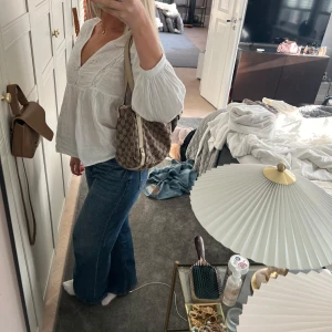 Gucci väska  - Säljer min superfina Gucci väska som jag köpte på Collectors Cage, väskan är i ett bra skick, men det förekommer lite slitage på kanterna av väskan vilket är helt normalt då väskan är i tyg, annars super bra skick! dustbag medföljer!🤍Tyvärr har jag blivit av med kortet man fick till (som jag tror skulle visa äktheten på väskan). Men jag har kvar mailet från när jag beställde väskan och som sagt köpte jag den på Collectors Cage som bara säljer äkta märkes väskor!