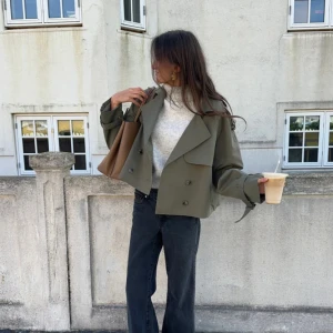 Trenchcoat  - Grön trenchcoat som aldrig används då det inte riktigt passade mig.