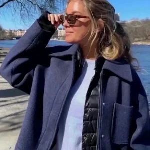 Marinblå kappa❣️ - Marinblå kappa från NAKD! Perfekt nu till hösten☺️Lånade bilder men skriv om ni vill ha fler. Den är använd men ändå fint skick❤️