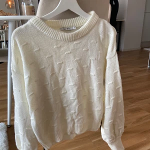 Vit stickad tröha - Mysig tröja till hösten i storlek xxs men passar även upp till S då den är oversized🍂🍁