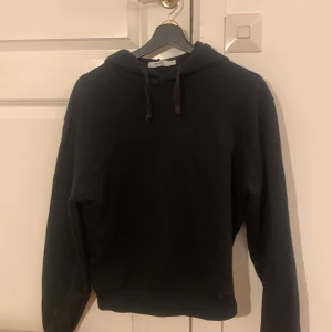 Svart Hoodie  - Super snygg svart Hoodie från na-kd. Säljer eftersom den inte längre används. Bra skick. Nypris= 349kr