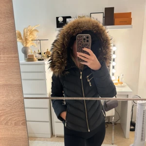 Hollies svart jacka, storlek  36 - Säljer min svarta hollies jacka i storlek 36, använd men i väldigt bra skick. 