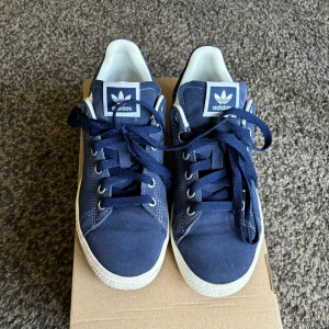 Blå Adidas Stan Smith CS  - Använt fåtal gånger och i fint skick däremot har sidan av sulan lossnat lite som man kan se på bild 4. Vita skosnören medkommer! 💙