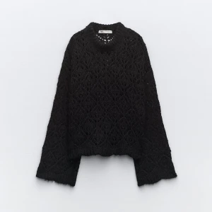 Stickad tröja  - Stickad svart tröja från zara, jättefint skick! Skriv för bilder🙌