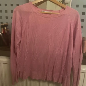 Rosa tröja - Så fin rosa långärmad tröja från Zara i storlek S!💞Det ända negativa är det lilla på bild 2, men annars är den i väldigt bra skick! 