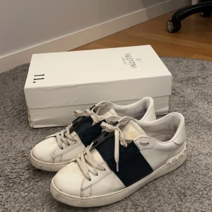 Valentino opens  - Säljer mina valentino opens som jag köpte i våras då de börjar bli för små. Använda men i gott skick, behövs bara en tvätt. Hör av er vid frågor