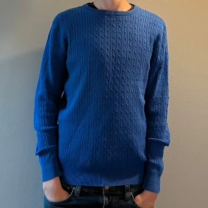 Blå John Henric tröja - Fin tröja från John Henric i bomull. Bara använd nån gång så är i bra skick. 