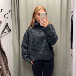 Stickad tröja - Super fin glittrig grön stickad tröja!! Super bra skick, köpare står för frakt