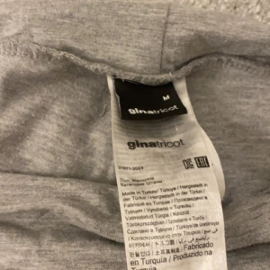 gråa yoga pants  - säljer jättefina yoga pants ifrån gina, dom är i bra skick❤️