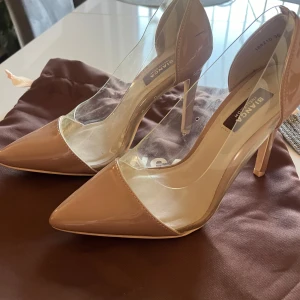 Bianca pumps  - Snygga pumps klackskor ifrån Biancas kollektion med Nelly, endast använda 1 gång!